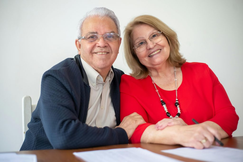 Dos señores firmando los papeles de la herencia gracias a nuestro equipo de abogados de Vigo